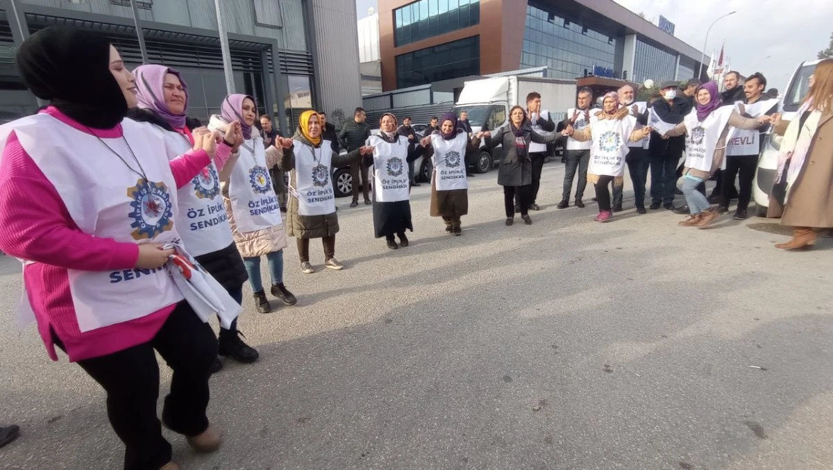  Emekçi kadınlar yeni yılda fabrika önünde direnişte