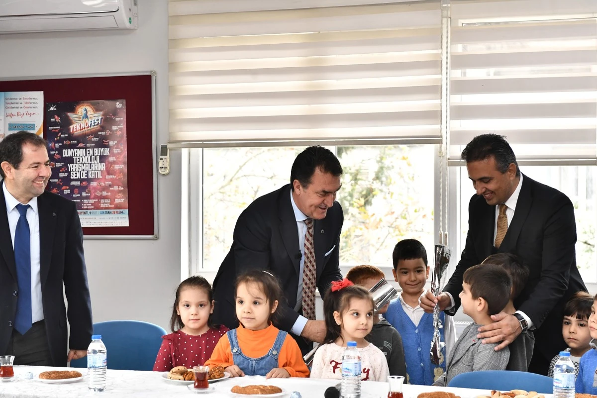 Başkan Dündar, eğitim neferlerinin gününü kutladı