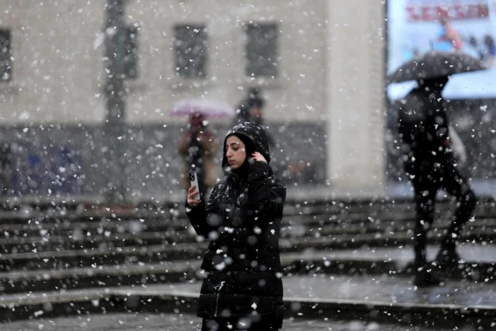Bursa şehir merkezinde kar sevinci