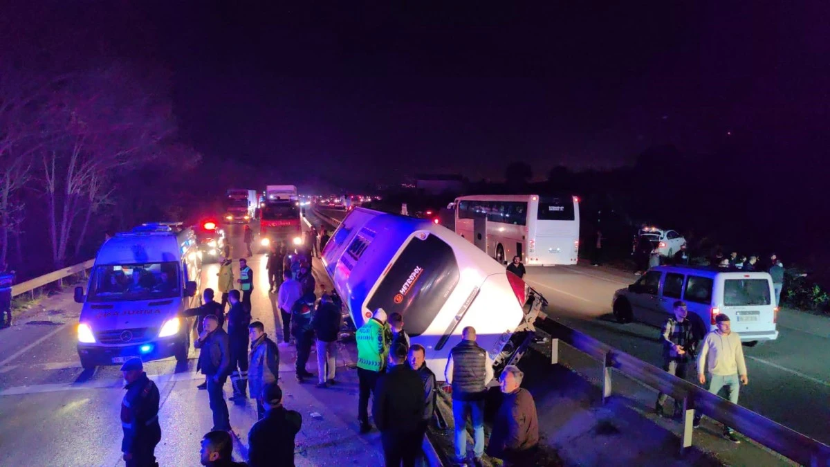 Bursa'da Ümitalan'da  tur otobüsü devrildi; 3 kişi yaşamını yitirdi, çok sayıda yaralı var