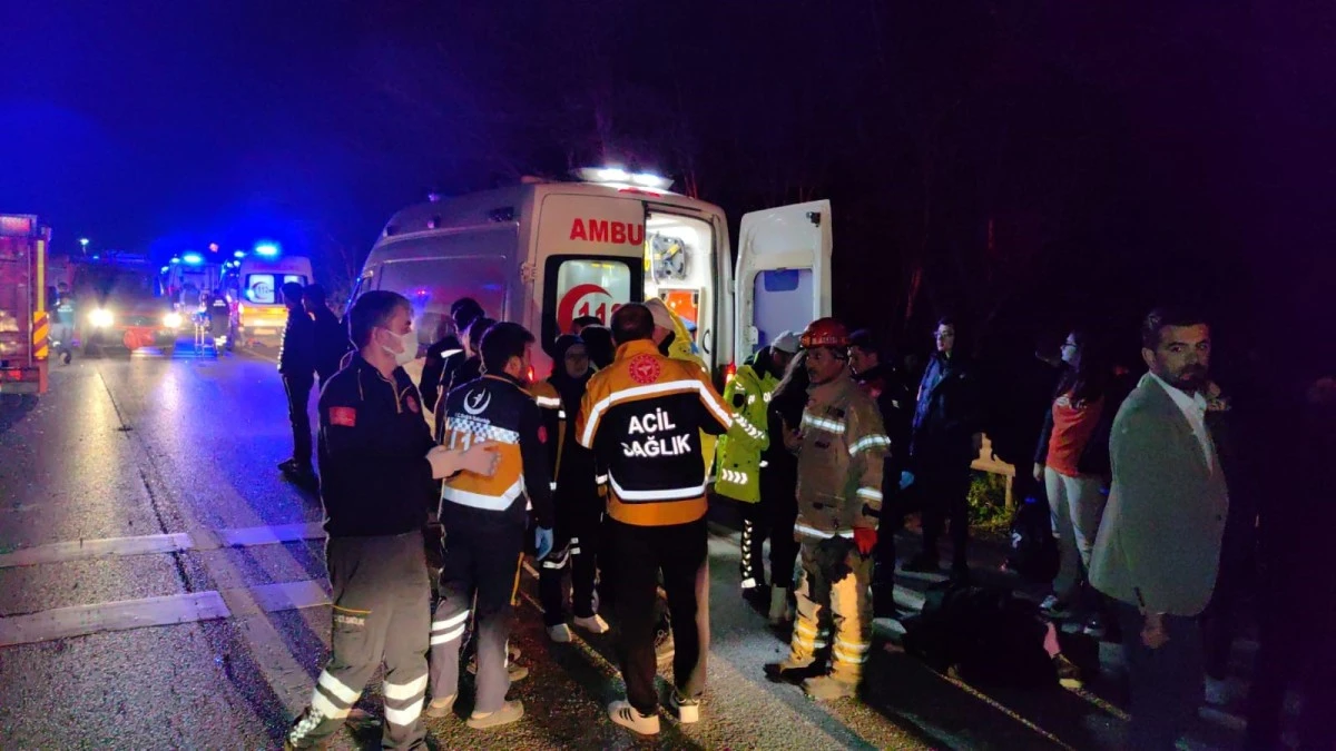 Bursa'da Ümitalan'da  tur otobüsü devrildi; 3 kişi yaşamını yitirdi, çok sayıda yaralı var