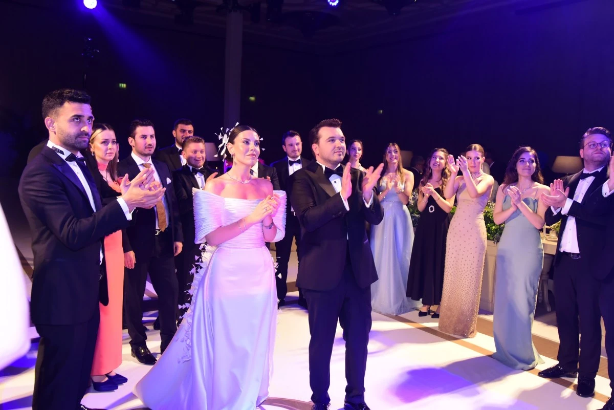 Cemiyet dünyası Bursaspor eski Başkanı Erkan Kamat'ın kızının düğününde buluştu