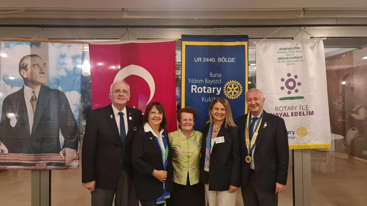 Bursa Yıldırım Bayezid Rotary Kulübü, Meslek Hizmet Ödülü'nü ÇYDD Başkanı Ayşe Yüksel'e verdi
