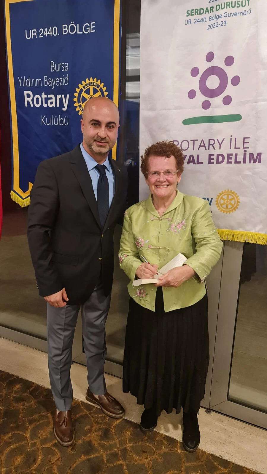 Bursa Yıldırım Bayezid Rotary Kulübü, Meslek Hizmet Ödülü'nü ÇYDD Başkanı Ayşe Yüksel'e verdi