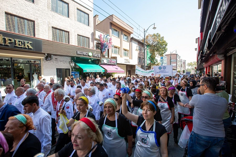 Bursa Büyükşehir Belediyesi tarafından düzenlenen Gastronomi Festivali harika görüntülerle başladı