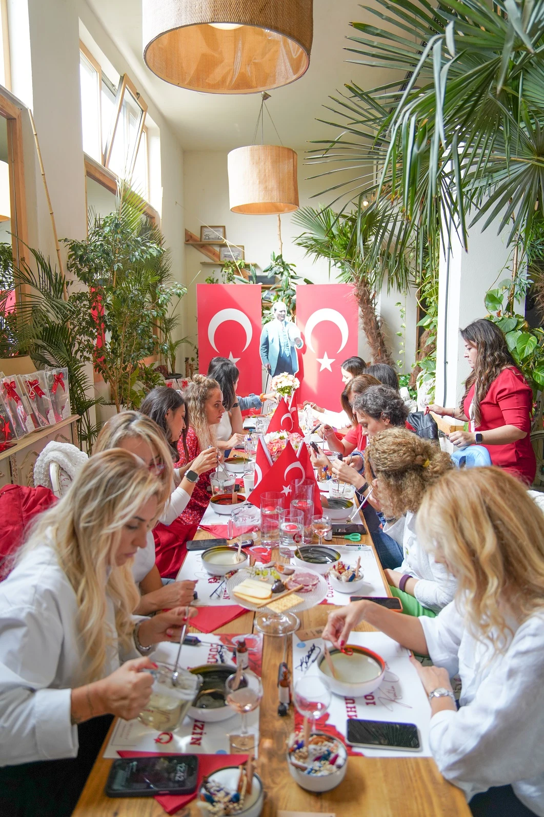 Bursa'da Cumhuriyet Kadınlarından 100. Yıla özel tasarımlar