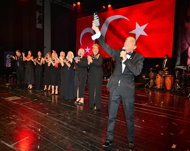 Bursa'nın seçkin isimleri Fahir Atakoğlu konserinde buluştu