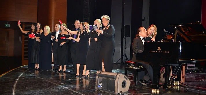 Bursa'nın seçkin isimleri Fahir Atakoğlu konserinde buluştu