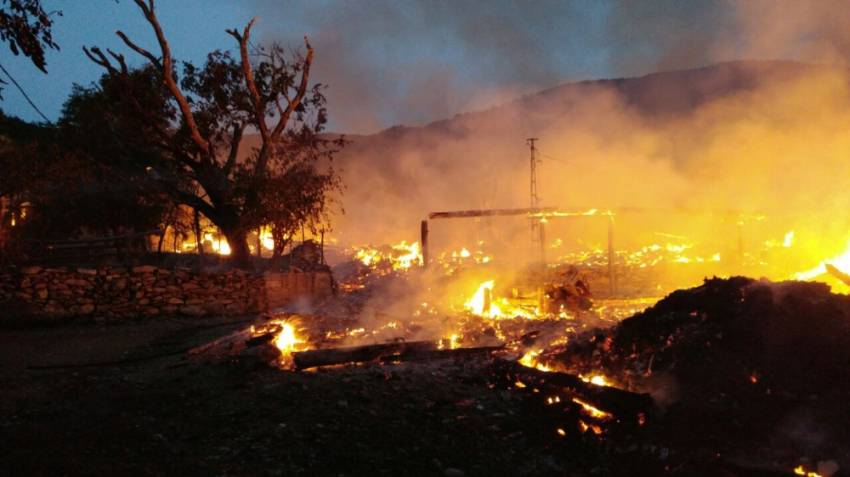 Yangın bir köyü yok etti !