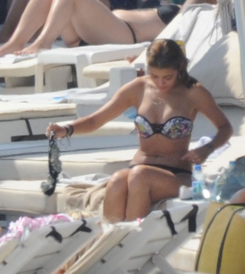 Selin Şekerci plajda bikini değiştirdi