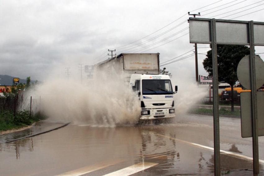 Bursa'da etkili olan sağanak yağış zor anlar yaşattı