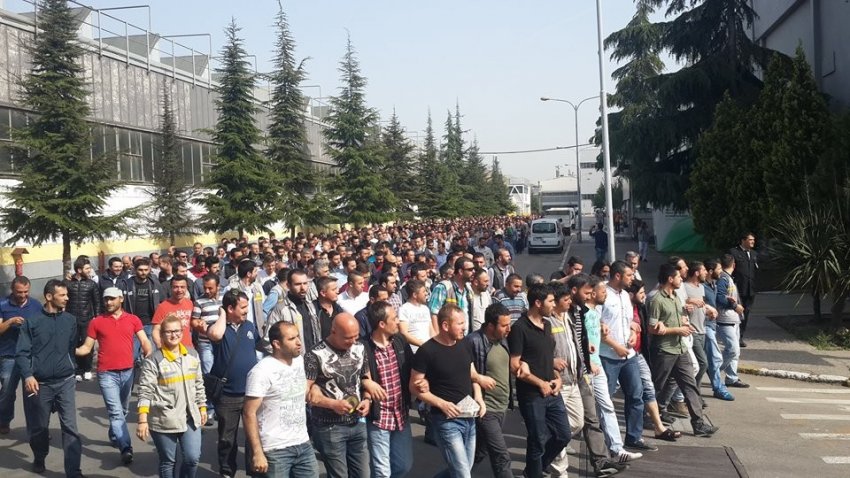TOFAŞ ve Renault işçileri fabrika önünde sabahladı