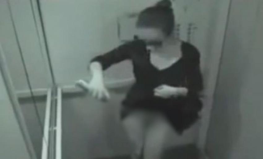 Genç kız asansörde gizli kameraya yakalandı