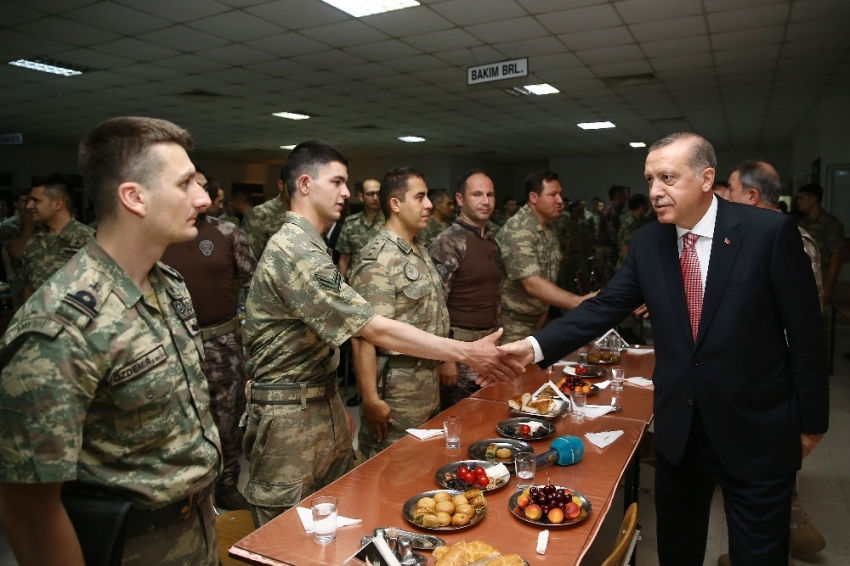 Mardin’de sürpriz ziyaret: Mehmetçikle iftar açtı