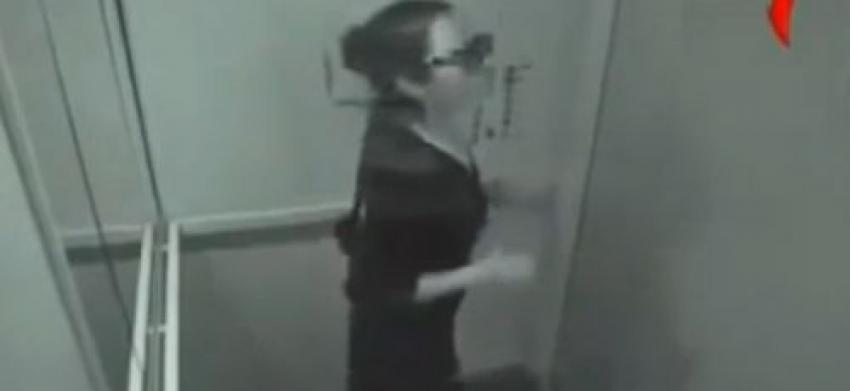 Genç kız asansörde gizli kameraya yakalandı
