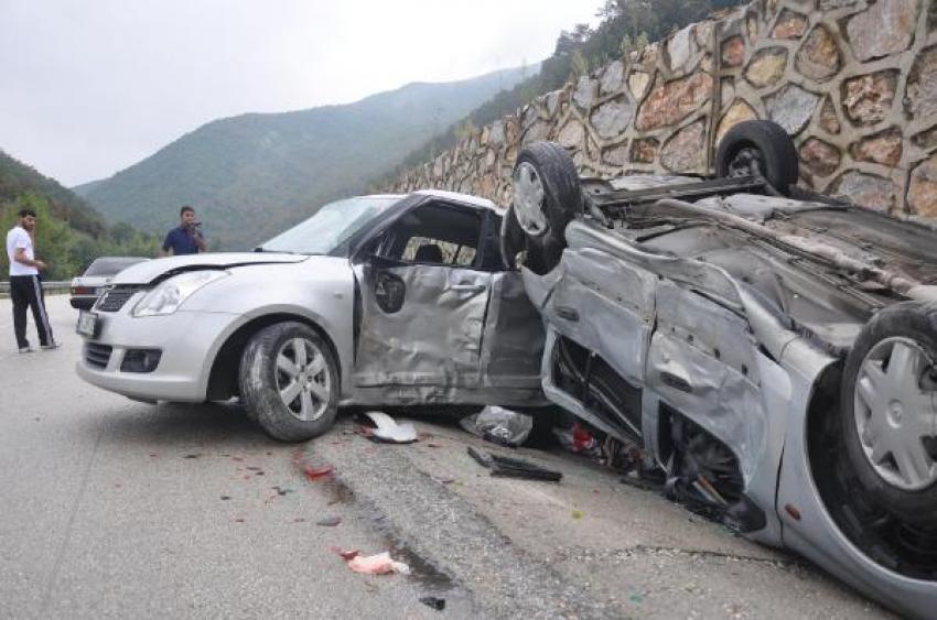 Bursa'da yağış nedeniyle kayganlaşan yolda kaza: 4 yaralı