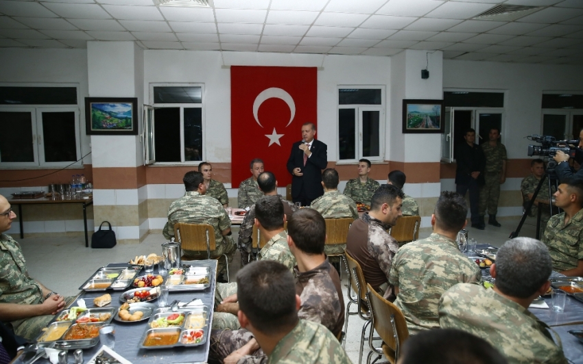 Mardin’de sürpriz ziyaret: Mehmetçikle iftar açtı