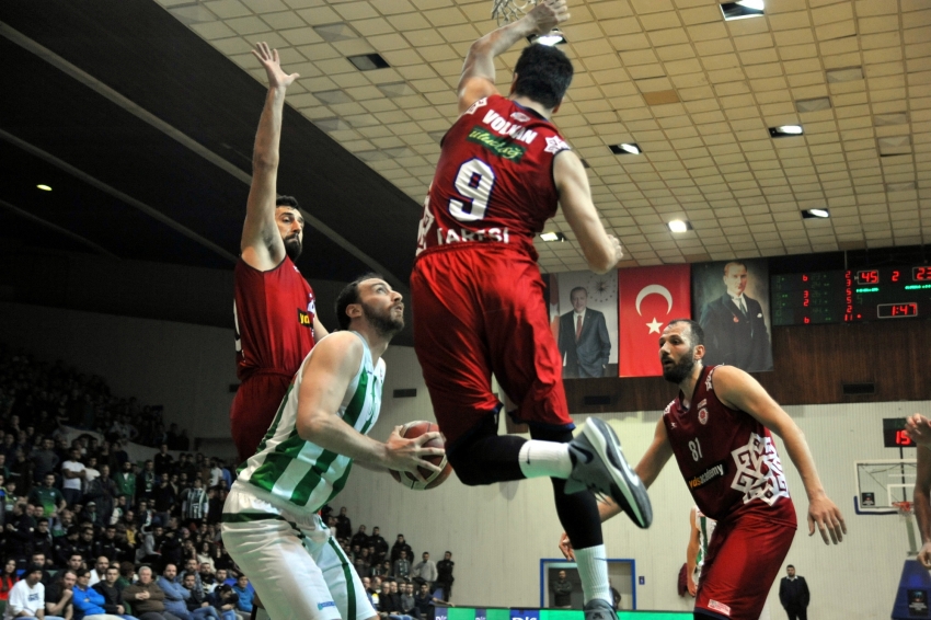 Bursaspor-Karesi maçına pota altında ilginç mücadele