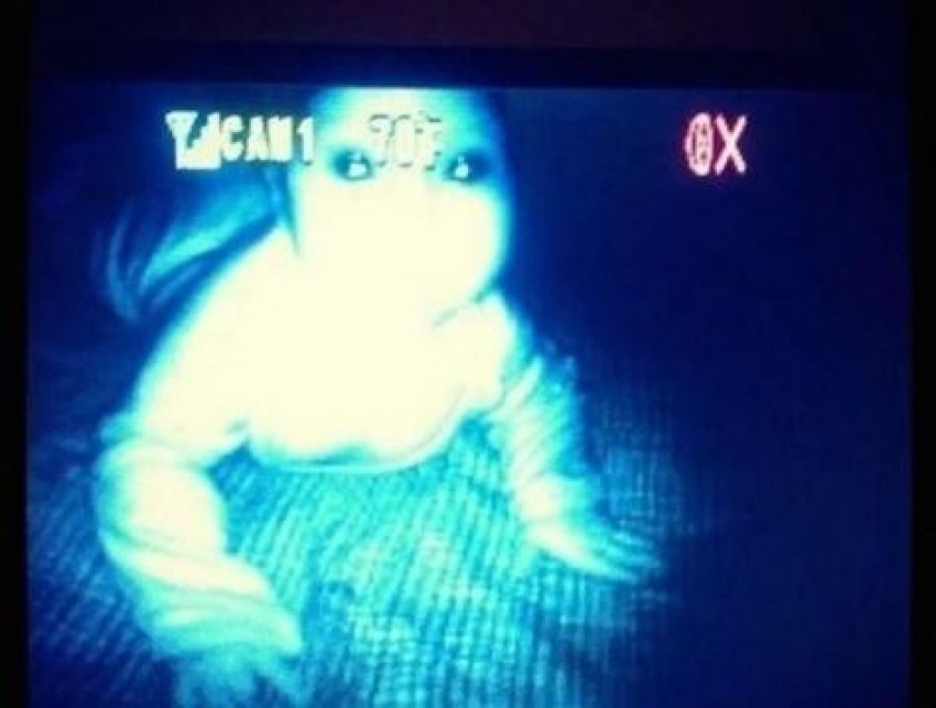 Bebeğinin odasına kamera koyan anne gördüklerine inanamadı