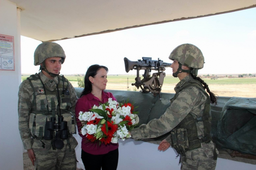 Sınırda nöbet tutan askere anne sürprizi