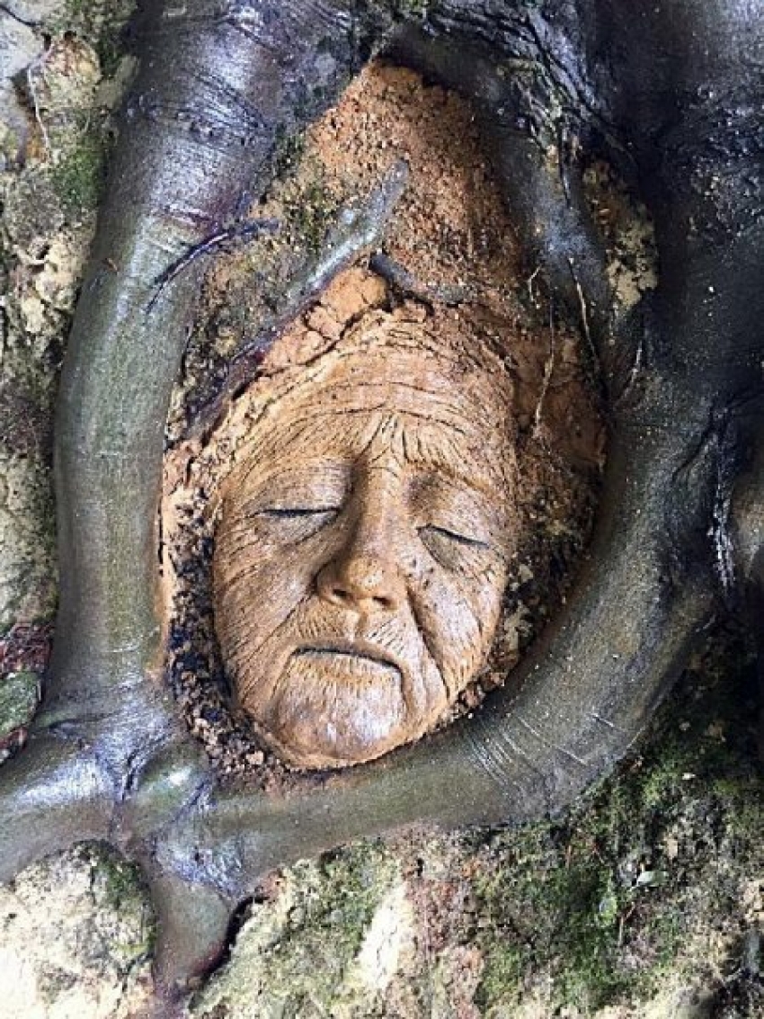 Ağaç köklerine çamurdan heykel yaptı