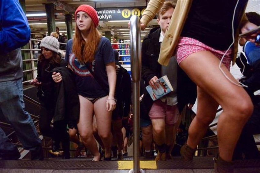 Metro'da çıplak eylem