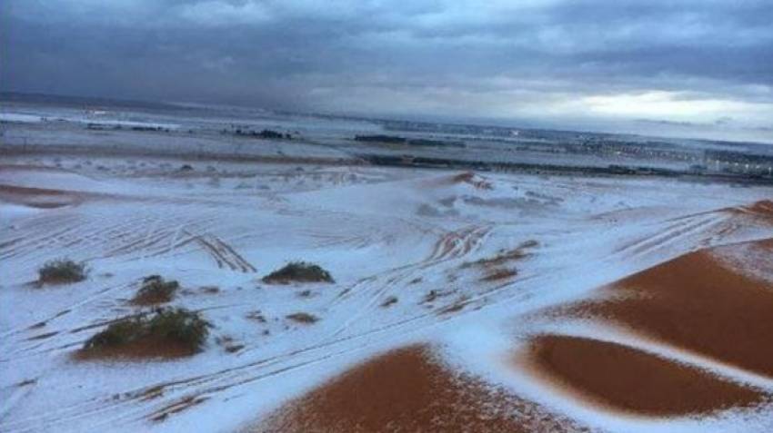 Suudi Arabistan'da çöle aniden kar yağdı