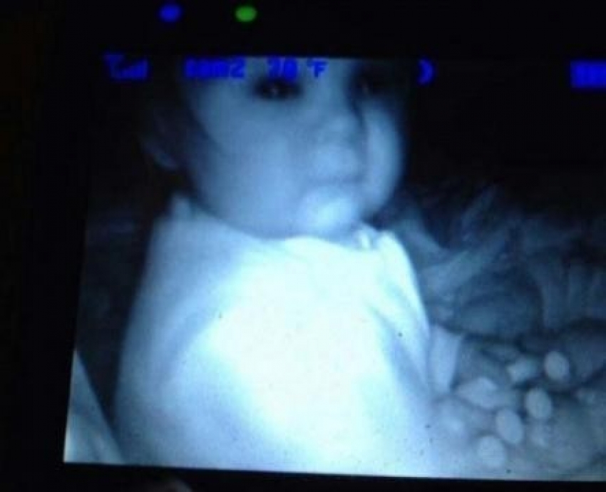 Bebeğinin odasına kamera koyan anne gördüklerine inanamadı