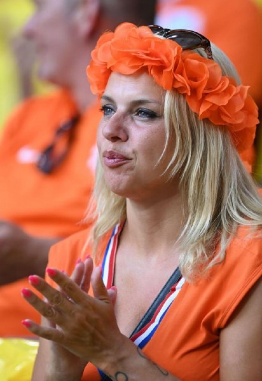 Hollanda - Ukrayna maçında tribünlerde renkli görüntüler