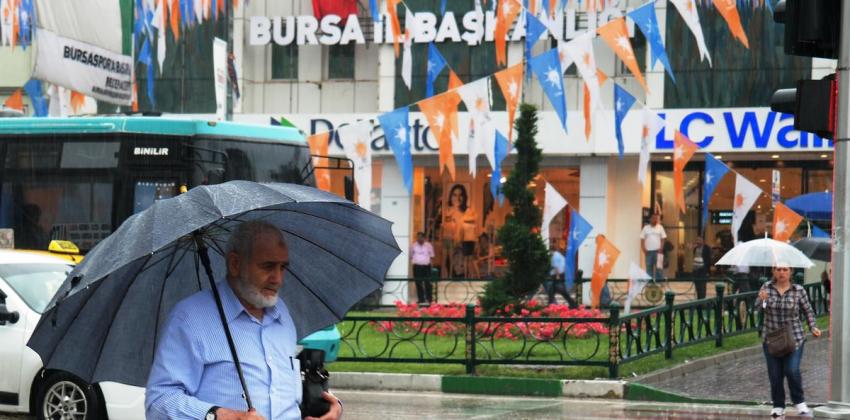 Aniden bastıran yağmur Bursa'yı esir aldı