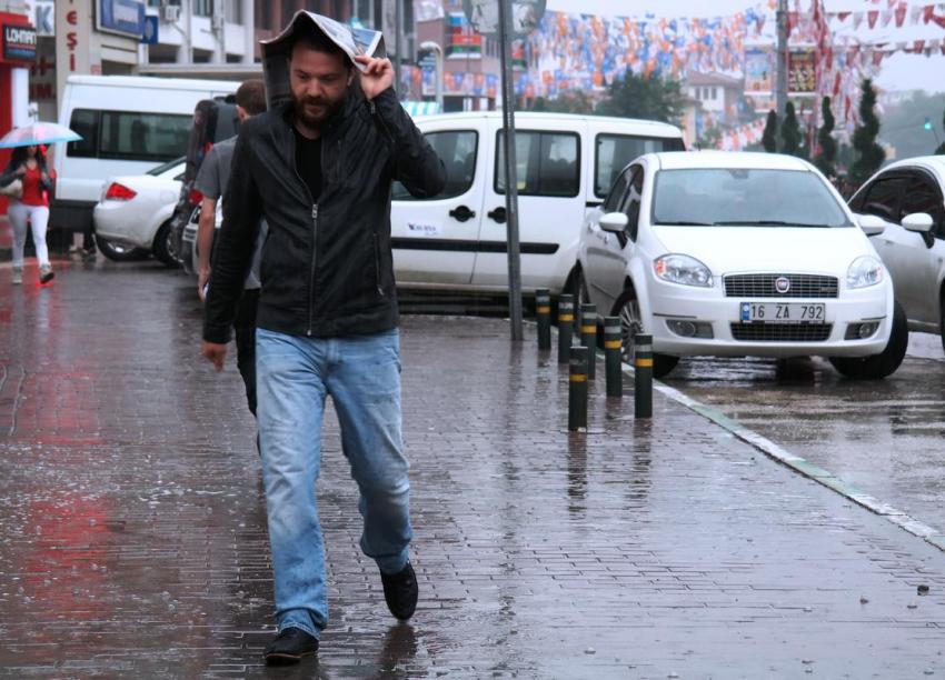 Aniden bastıran yağmur Bursa'yı esir aldı