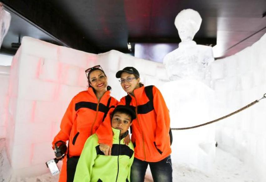 Antalya'da buz heykellere büyük ilgi