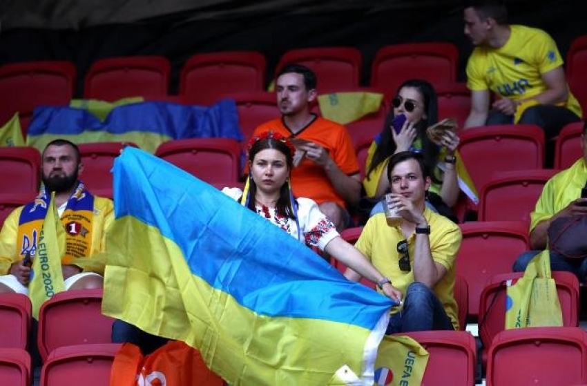 Hollanda - Ukrayna maçında tribünlerde renkli görüntüler
