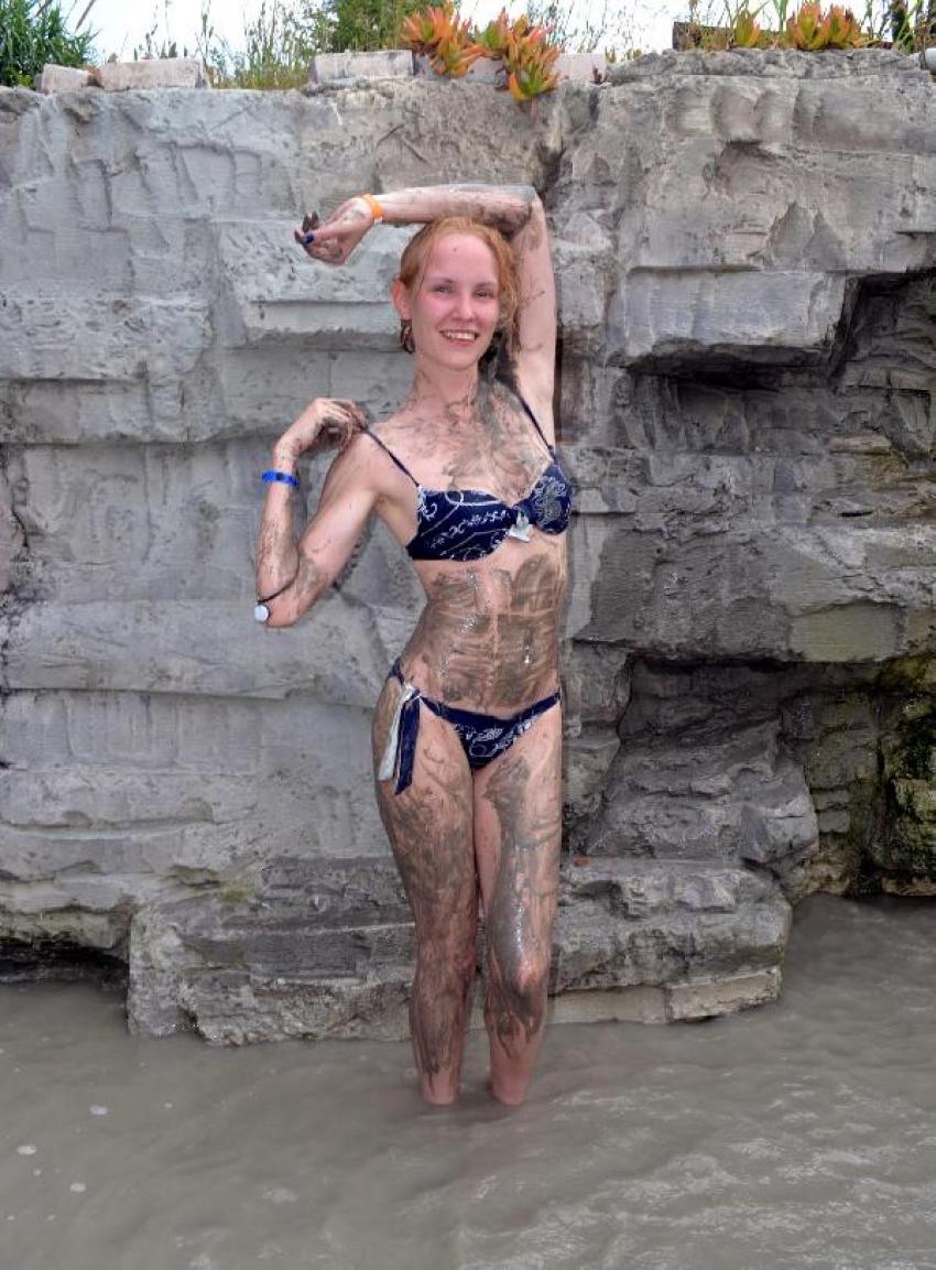 Rus turistler çamur ve tuz banyosuyla serinliyor