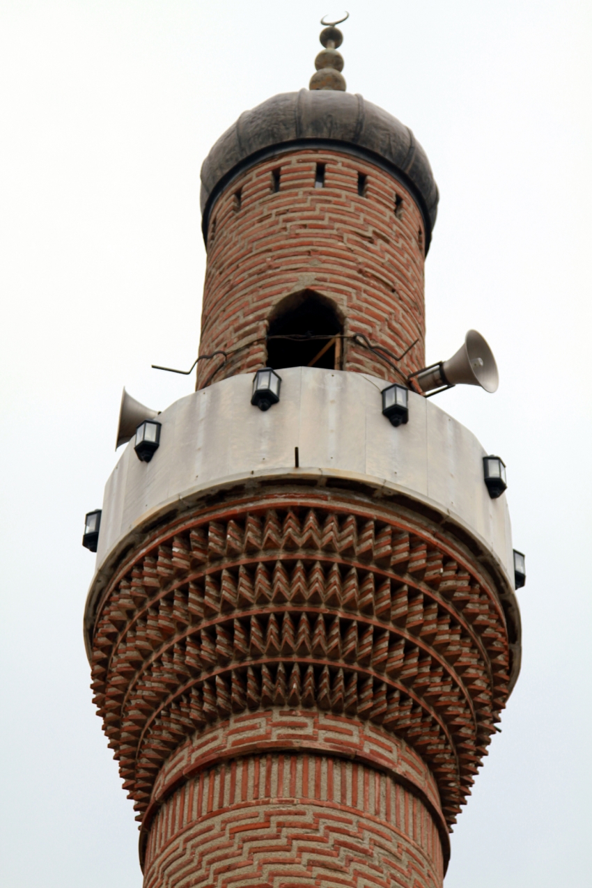 Bursa'da cami ile minare arasından yol geçiyor!