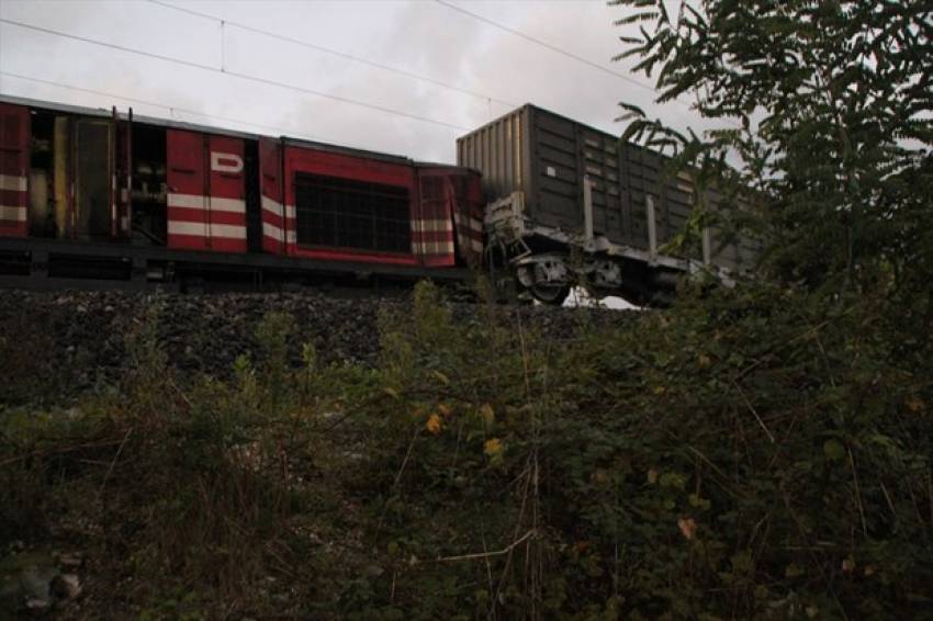 İki tren çarpıştı: 3 yaralı
