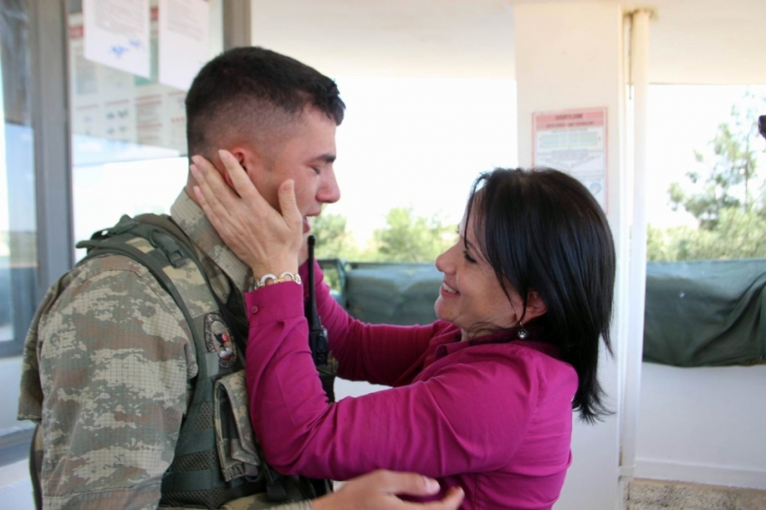 Sınırda nöbet tutan askere anne sürprizi