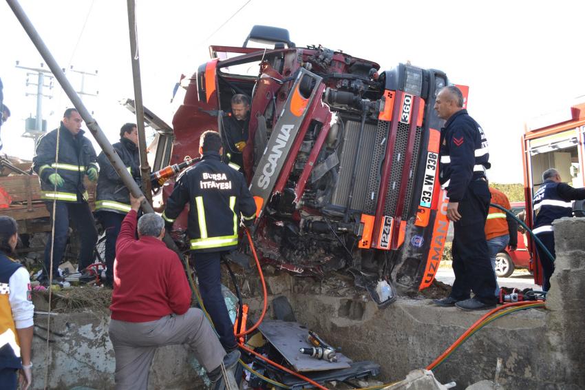Bursa'da kamyon kazası, 1 ölü 1 yaralı
