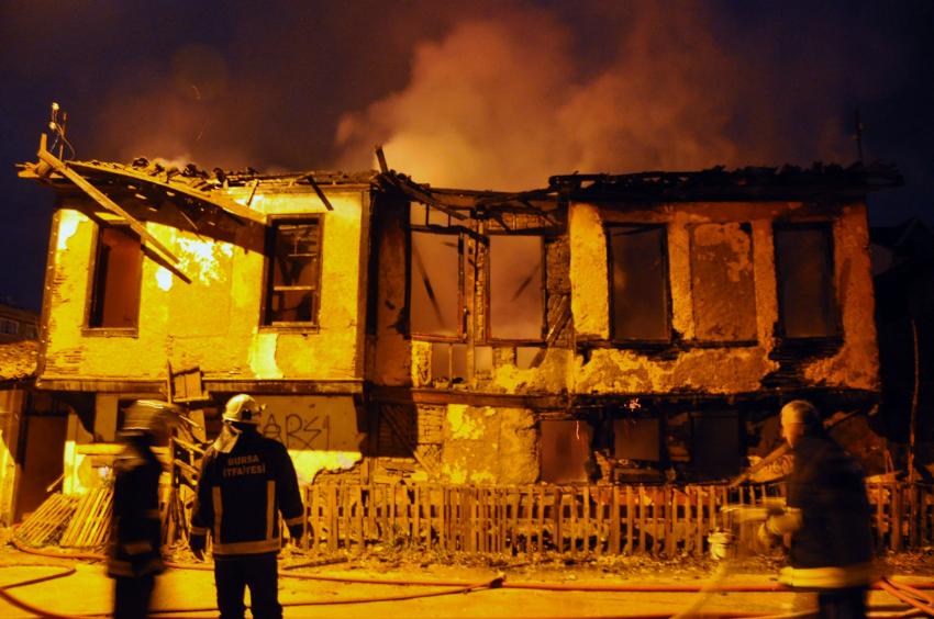 Bursa'da uyuşturucu madde bağımlıları iki tarihi binayı kül etti