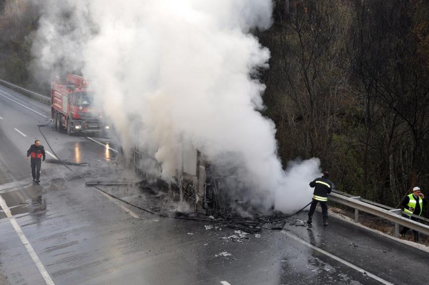 Bursa'da otobüs seyir halindeyken alev alev yandı