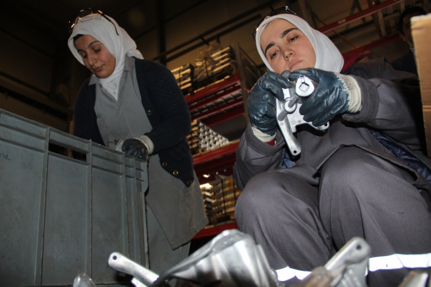 Bursa'da kadınlar ağır sanayiye el attı