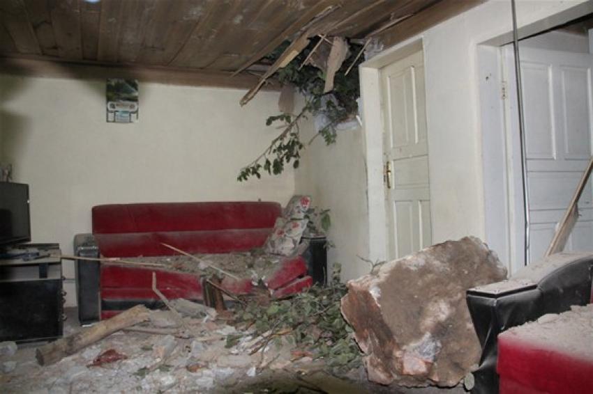 Amasya'da iki eve kaya parçaları düştü