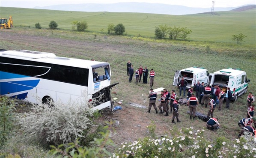 Ankara'da yolcu otobüsü devrildi, çok sayıda ölü var