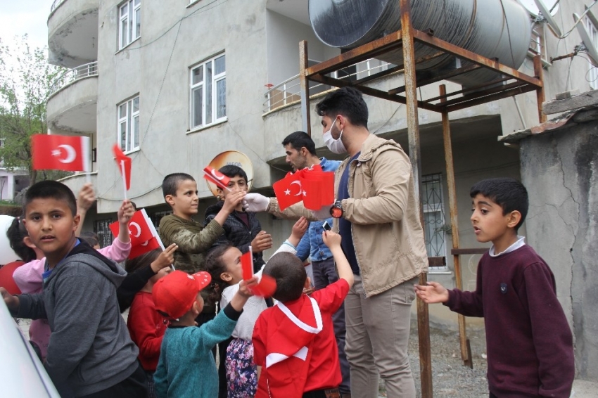 Kulp polisi çocuklara Türk bayrağı dağıttı
