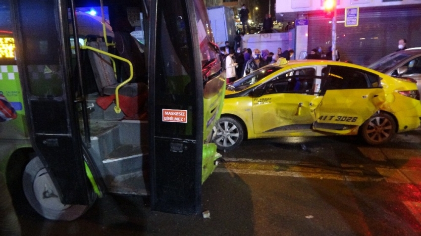 Özel halk otobüsü ile ticari taksi çarpıştı: 3 yaralı