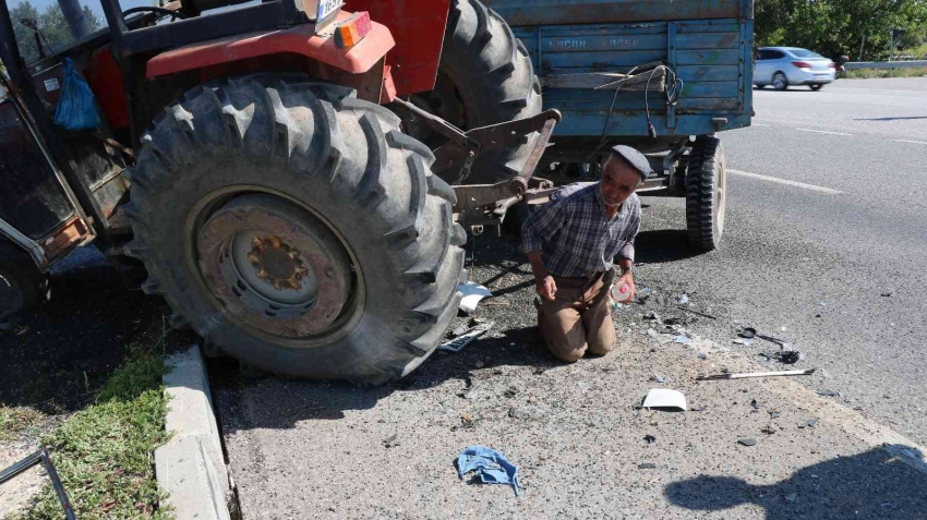 Ayçiçek yüklü traktörle, hafif ticari araç çarpıştı: 3 yaralı