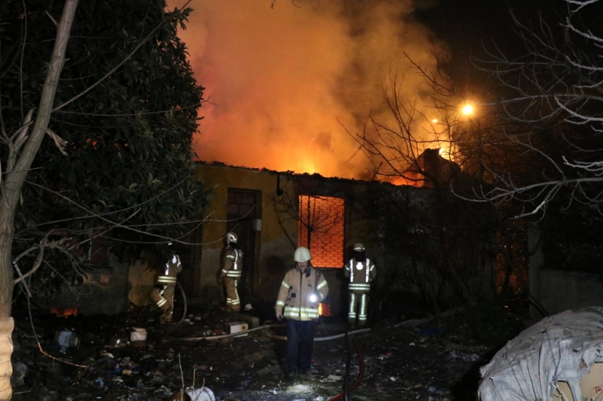 Kadıköy’de 4 metruk bina alev alev yandı.