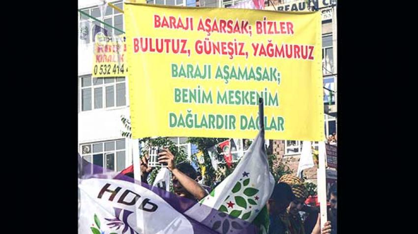 HDP mitinginde açılan pankarta tepki