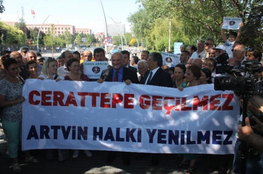 CHP’li vekilllerden Meclis önünde eylem
