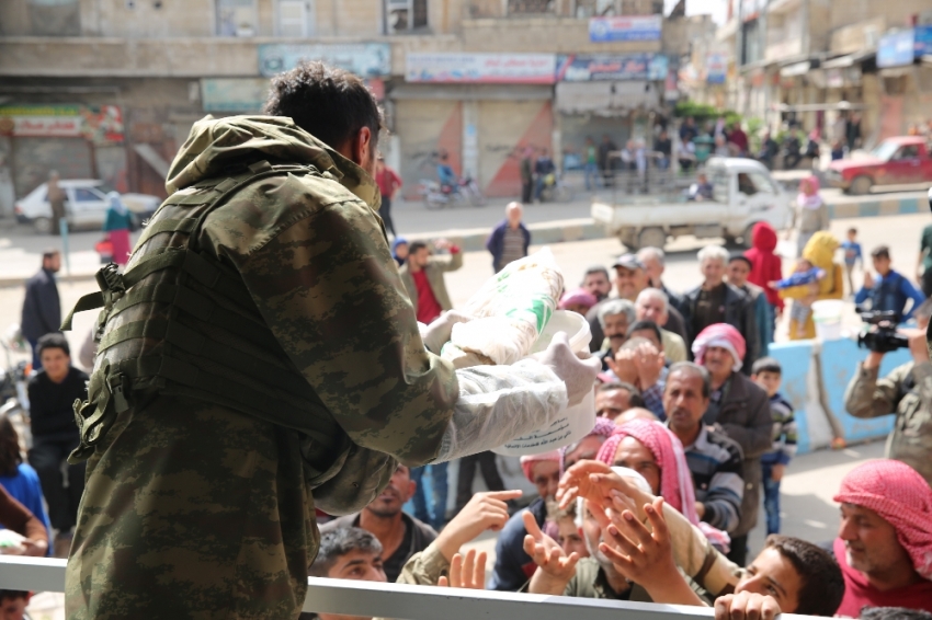 TSK Afrin’de sıcak yemek dağıttı